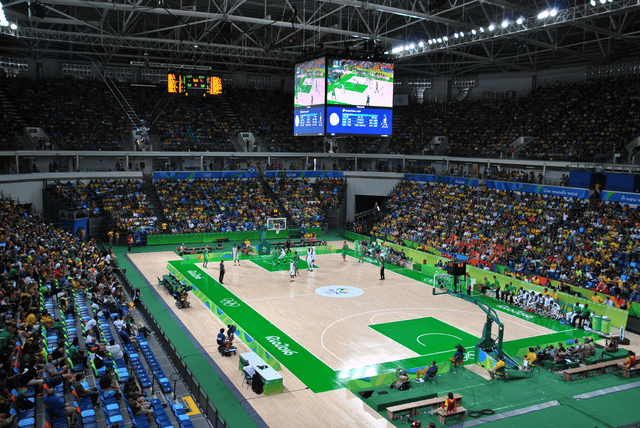 Foto van mensen die basketballen